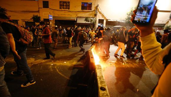 Policías fueron agredidos por los manifestantes en el marco de la denominada 'Tercera Toma de Lima'. Foto : GEC