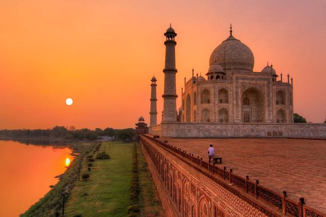 FOTO 4 | 4 Taj Mahal (Agra, India) Rosáceo en el amanecer, blanco lechoso en la tarde y dorado cuando lo baña la luz de la Luna. El Taj Mahal (tajmahal.gov.in), mausoleo en mármol mandado edificar en el XVII por el emperador Shah Jahan en honor a su esposa favorita, Mumtaz Mahal, se alza en Agra, India, como “una lágrima en la mejilla del tiempo”, según escribió Rabindranath Tagore. “Joya del arte musulmán en India”, fue descrito al ser declarado patrimonio mundial de la Unesco. Tumba musulmana, no templo hindú, insisten los arqueólogos frente a las demandas del fundamentalismo hindú. Cada año recibe entre siete y ocho millones de visitantes (según su web), que se acercan andando o en autobús eléctrico, ya que el tráfico está prohibido en su perímetro.(Foto:  GETTY)
