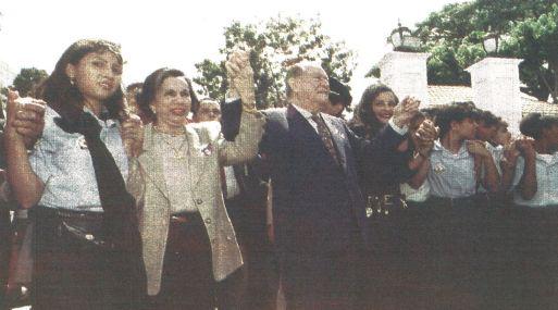 El presidente de Venezuela Rafael Caldera y su esposa Alicia encabezan una “cadena humana” que tuvo por objeto contrarrestar los efectos desmoralizadores del crimen, la recesión y la corrupción de su país.