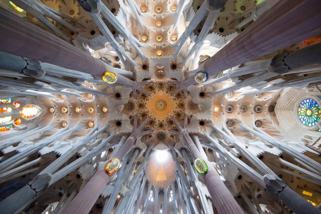 FOTO 8 | 8 Sagrada Familia (Barcelona) En 2016, un total de 4.561.848 turistas, la mayoría internacionales, franquearon las puertas de las fachadas del Nacimiento y de la Pasión (la de la Gloria queda por construir) de la Sagrada Familia (sagradafamilia.org/es). Un año récord de visitantes que admiraron el inacabado y vertical exponente de la arquitectura modernista catalana, iniciado en 1882 y diseñado por Antoni Gaudí, que murió en 1926 tras ser atropellado por un tranvía y fue enterrado en el interior del templo. Un blog en marcha desde noviembre da a conocer el día a día de las obras, que, según está previsto, quedarán finalizadas en 2026. (Foto:  GETTY)