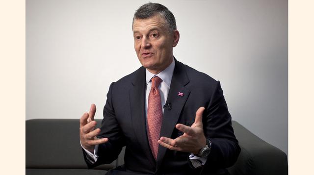 William Lauder, hijo de Leonard, llegó a ser presidente ejecutivo de la compañía, pero en el 2008 fue relevado sin que se informara oficialmente la causa. Él declaró tiempo después que fue acosado por miembros de la familia. Hoy es ejecutivo de Clinique. 