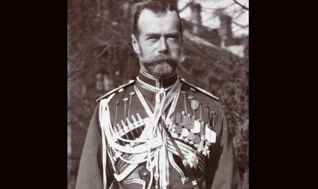 Nicolás II de Rusia – US$ 300 mil millones. Nikolai Alexandrovich Romanov, también conocido como el zar Nicolás II de Rusia, gobernó el imperio ruso desde 1894 hasta 1917 cuando los revolucionarios bolcheviques lo derrocaron y asesinaron a él y a su familia. En 1916, el patrimonio neto del zar Nicolás II fue de casi $900 millones, que es el equivalente a US$ 300 mil millones en dólares hoy en día. Los $300 mil millones, lo ponen como la quinta persona más rica de la historia y desde que la iglesia ortodoxa rusa lo canonizó, es el santo más rico de la historia de la humanidad.