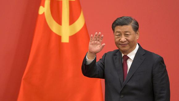 El presidente de China, Xi Jinping, saluda durante la presentación a los medios de comunicación de los miembros del nuevo Comité Permanente del Politburó del Partido Comunista Chino, el máximo órgano de toma de decisiones de la nación, en el Gran Salón del Pueblo en Beijing el 23 de octubre de 2022. (Foto de Noel CELIS/AFP)