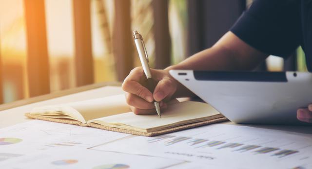 FOTO 3 | 3. Determinar la magnitud de los estresores
La clave es cómo reaccionás frente a los estresores, no cuáles son.
Es fundamental que respondas de manera objetiva, midiendo la amenaza real que representa una tarea o persona para adjudicarle un lugar en la lista de prioridades del día y evitar sentirse sobrecargado.