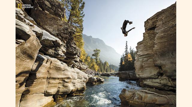 Salto sobre glaciar. (Foto: Corey Arnold / National Geographic)