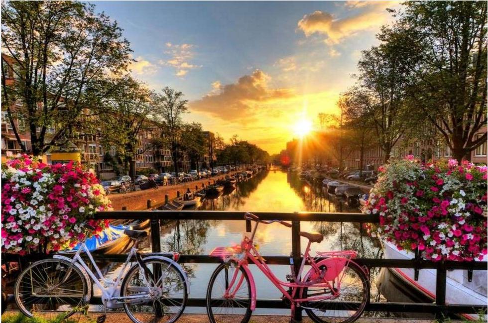 FOTO 1 | 1. ÁMSTERDAM, HOLANDA
Ámsterdam es la ciudad más atractiva para la generación milenial con 108.80 puntos. Su mejor nota es un 10 sobre 10 en el factor de tolerancia con el colectivo LGTB; Su peor nota es un 1,70 sobre 10 en el precio de la vivienda.