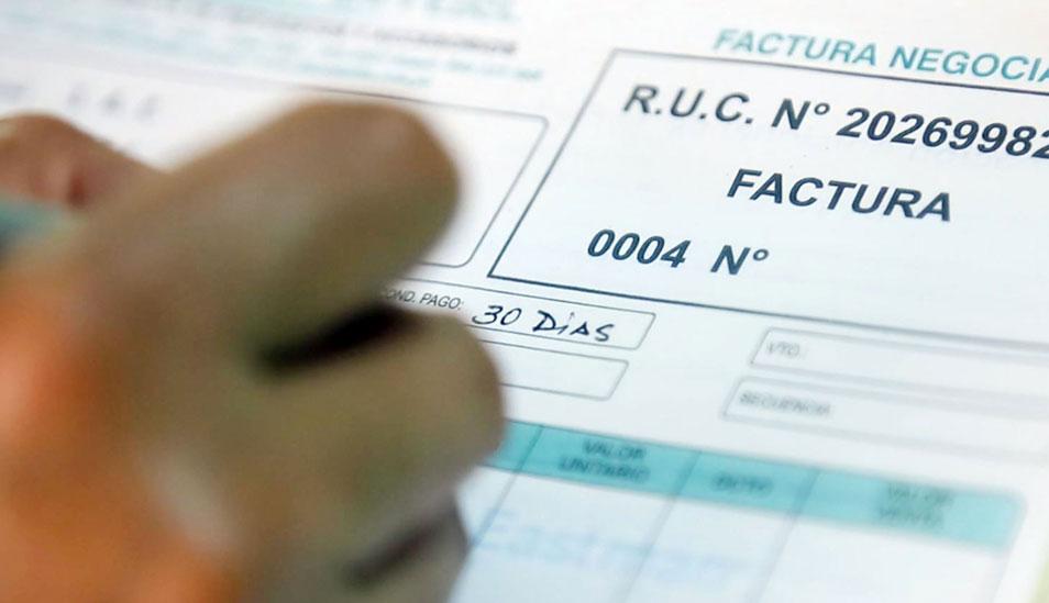 Foto 9 | Financiamiento para pymes con facturas crecería en S/ 5,000 millones. El financiamiento con facturas negociables ha comenzado a explotar en el país, aunque aún está lejos de alcanzar su real potencial. Los cambios regulatorios implementados a partir del 2016, junto con el inicio del periodo de adopción de la factura electrónica, han impulsado la demanda por factoring así como el desarrollo de todo el ecosistema de facturas negociables. Hasta el 25 de abril, el número mensual de facturas negociables registradas en Cavali sumó 16,887, pero, hasta ahora, marzo se erige como el mes récord en registros de estas facturas (19,765). Se trata de facturas electrónicas que, una vez registradas en la plataforma Factrack (Registro Centralizado de Facturas Negociables) de Cavali, automáticamente pueden ser usadas por las pequeñas y medianas empresas (pymes) para acceder a financiamiento de forma más rápida y a menor costo. Desde junio del 2016 a la fecha, el monto financiado a través de este instrumento alcanzó los S/ 7,424 millones, detalló a Gestión Víctor Sánchez, gerente general de Cavali. “Hoy el 70% de las facturas negociables son electrónicas y el 30%, físicas; entonces, este monto representa el 70% del mercado de financiamiento a través de facturas”, precisó (Foto Andina).