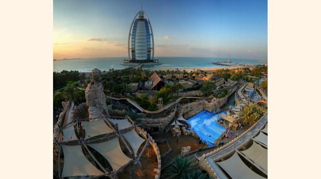 El Wadi Water Park en Dubai tiene máquinas de surf, toboganes y una catarata artificial. (Foto: worldfortrabel)