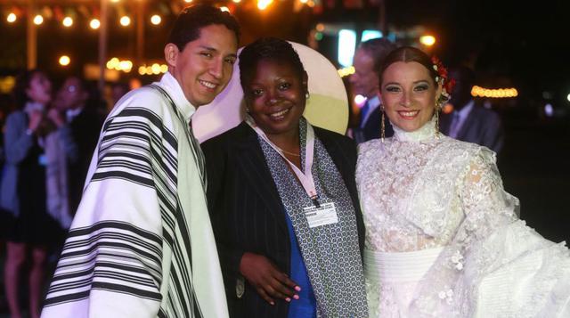 Los visitantes por la Junta de Gobernadores con bailarines folclóricos. (Foto: Andina)