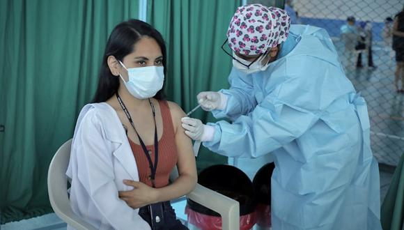 Minsa inicia aplicación de segunda dosis de la vacuna contra la COVID 19 al personal médico del hospital Santa Rosa en Pueblo Libre. (Foto: Britanie Arroyo / @photo.gec)
