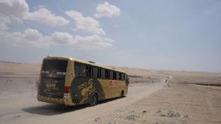 Transportistas cruzan el desierto de Ica ante el bloqueo de la Panamericana Sur