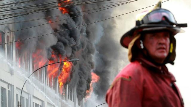 Cuatro personas continuaban desaparecidas el viernes y ocho bomberos resultaron heridos por un voraz incendio que seguía activo casi 24 horas después en un antiguo edificio del centro de Lima, utilizado como depósito de artículos de ferretería. (Foto: And