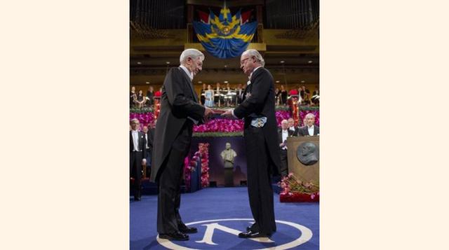 7 octubre del 2010. Mario Vargas Llosa recibió el Premio Nobel de Literatura de manos del rey Carlos XVI Gustavo de Suecia.