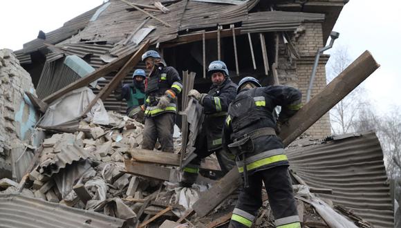 Los rescatistas limpian los escombros del edificio de maternidad de dos pisos destruido en la ciudad de Vilnyansk, región sur de Zaporizhzhia, el 23 de noviembre de 2022, en medio de la invasión rusa de Ucrania. (Foto de Katerina Klochko / AFP)