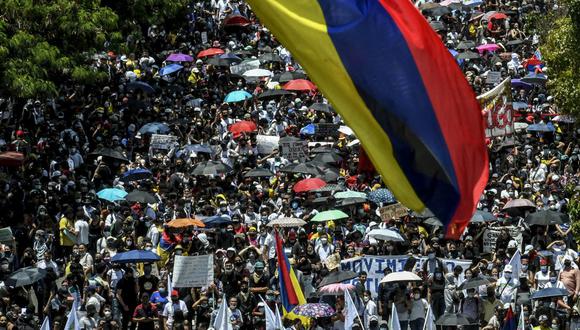 Vista aérea de manifestantes durante una protesta contra el gobierno del presidente Iván Duque en Medellín, Colombia, el 5 de mayo de 2021. (Foto de JOAQUIN SARMIENTO / AFP).