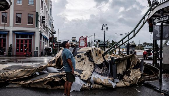Un hombre mira hacia arriba junto a un trozo de techo que fue arrancado de un edificio por el huracán Ida en Nueva Orleans, Louisiana. (Foto: EFE)