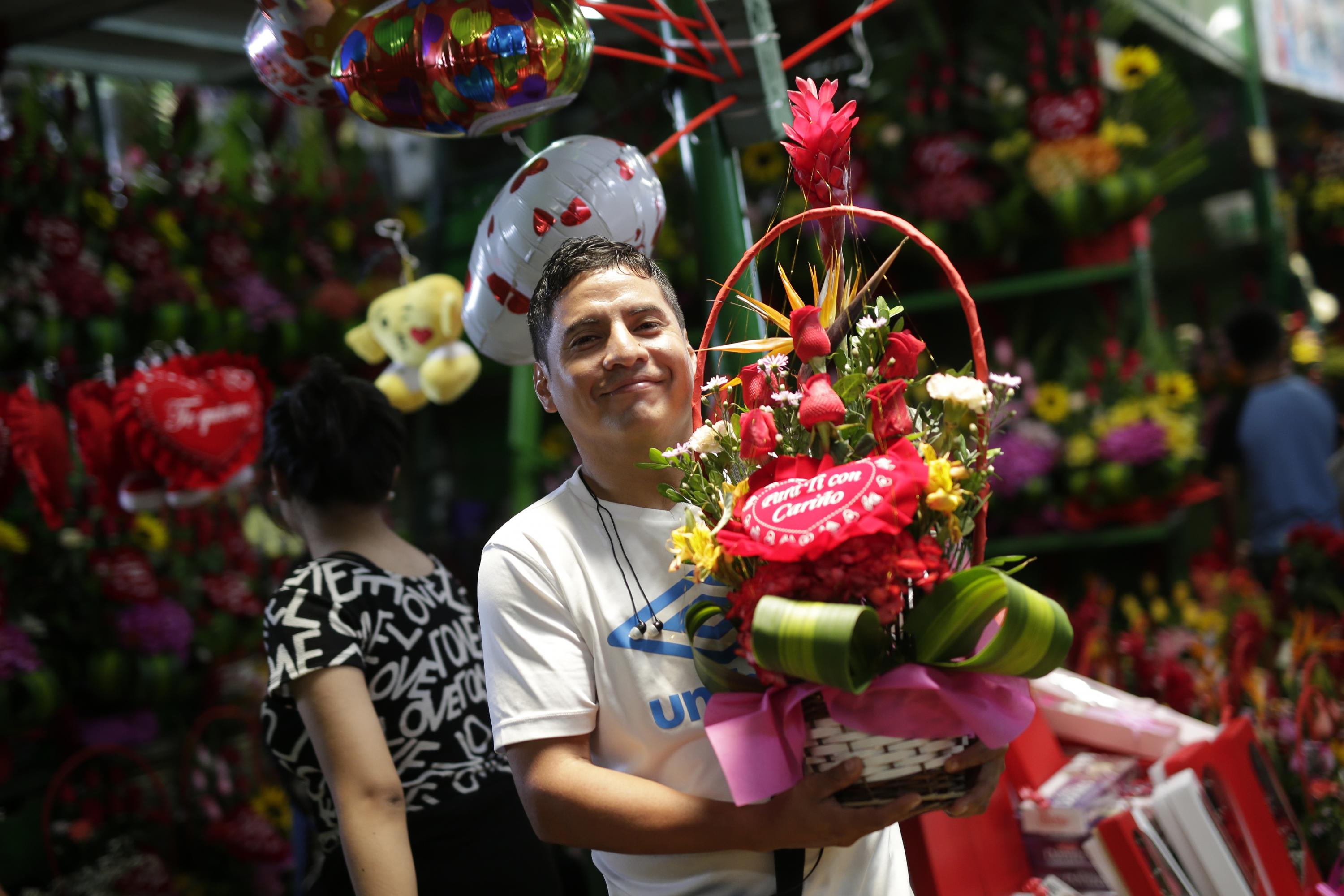 Para no excederte en gastos en el Día de San Valentín, ten en cuenta tus ingresos mensuales y los gastos que harán en esta fecha. Por ello, es importante que armes un presupuesto. (Foto: GEC)