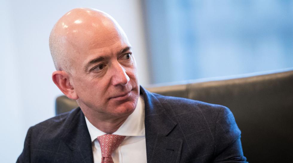 “Uno de los errores más grandes que cometen las personas es tratar de forzar un interés. Tú no eliges tus pasiones, ellas te escogen a ti”,Jeff Bezos, CEO de Amazon. (Foto: AFP)