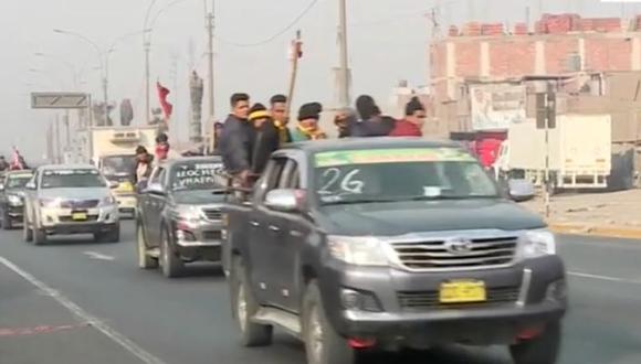 Manifestantes del Vraem llegan a Lima en caravana de camionetas. (Captura: América Noticias)