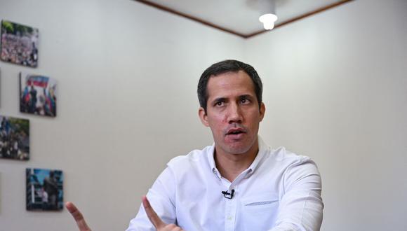 El líder de la oposición venezolana, Juan Guaido, gesticula mientras habla durante una entrevista con AFP en su oficina en Caracas el 9 de enero de 2023. (Foto de Federico PARRA / AFP)