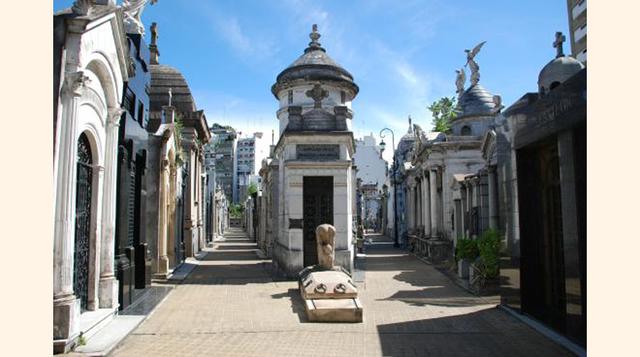 Cementerio de Recoleta, Buenos Aires, Argentina, “Este imponente cementerio se encuentra ubicado en medio de la ciudad. No solo es bellísimo, sino que también es fascinante.”