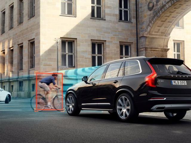Volvo. Volvo tiene el objetivo de hacer sus autos “a prueba de muerte” para el 2020 al desplegar características semiautónomas en sus vehículos, y con el tiempo llegar a tener un auto totalmente sin conductor. “El experimento más avanzado de conducción au