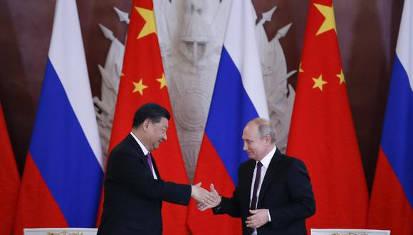 El presidente de China, Xi Jinping, y su par ruso, Vladimir Putin, durante un encuentro en Moscú, el 5 de junio del 2019. AP