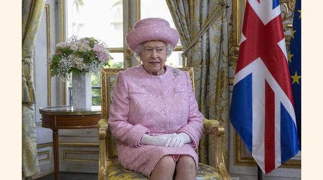 La reina ha visto desfilar 12 primeros ministros por Downing Street desde que ascendió al trono en 1952, reuniéndose una vez a la semana con ellos, además de recibir información diaria de las actividades del Parlamento.