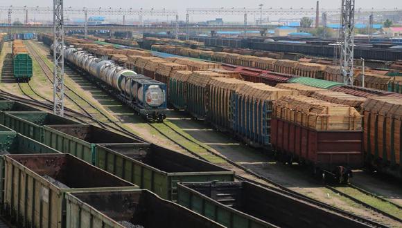 Trenes rusos cargados con materias primas como madera, potasio, carbón y petróleo en un patio de transferencia en Manzhouli, Mongolia Interior, China. (Foto: EFE/QILAI SHEN)
