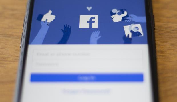 Cambridge Analytica compiló información a través de una aplicación de Facebook promocionada como una herramienta de investigación psicológica. (Foto: AFP)