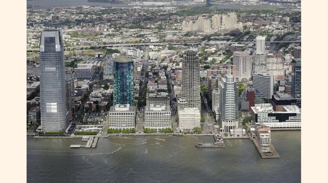 Vista de la ciudad de Jersey desde el observatorio del One World Trade Center en Nueva York. "Es un renacimiento. Estamos de regreso 100%. Hemos dado vuelta la página de una vez por todas", dijo el alcalde de la ciudad, Bill de Blasio, desde el 