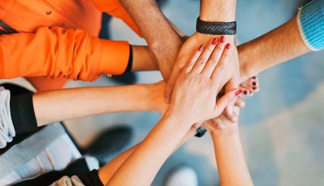 FOTO 2 | INCENTIVA A LOS TRABAJADORES
Cuando tus empleados hagan algo bien, házselo saber. Pocas cosas motivan más que saber que tus superiores se sienten orgullos de tu trabajo. Debes incentivar el trabajo bien hecho tanto con palabras como con acciones para animar a los empleados a seguir en esa línea. Reconoce públicamente la labor bien hecha con felicitaciones y recompensa a los trabajadores con incentivos.