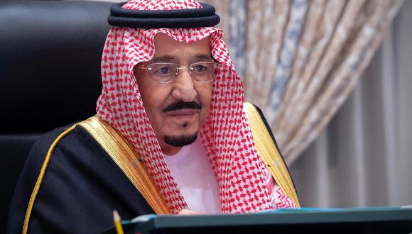 El rey Salman bin Abdulaziz de Arabia Saudita asiste a una reunión de gabinete virtual en la capital, Riad, para discutir el presupuesto estatal de 2021. (Foto: SPA / AFP)