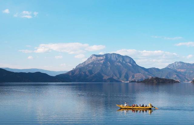 FOTO 5 | El lago Lugu, un sitio encantador para llamarlo hogar, es descrito por Travel China Guide como una “hermosa perla que brilla entre las colinas”. Este lago, situado en la naturaleza silvestre; la ciudad más cercana, Lijiang, se encuentra a 200 km de distancia; ostenta aguas prístinas y calmadas con frondosos bosques verde esmeralda por doquier. La región se beneficia de un clima templado con veranos frescos e inviernos cálidos.