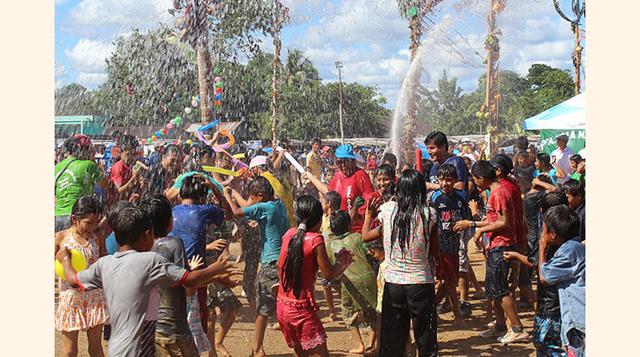 Carnaval de Ucayali. Desde 1991 se realiza uno de los carnavales más pintorescos del Perú. Cada año reúne a 45 mil personas en torno a bailes típicos, juegos con talco y pintura.