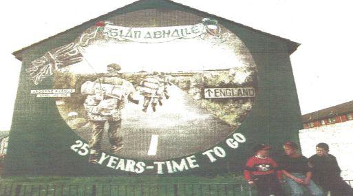 Tres niños islandeses están frente a un mural que muestra a soldados ingleses retornando a su país. El IRA anunció ayer el cese de operaciones militares (foto AFP)