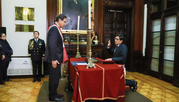 Martín Vizcarra tomando el juramento a Vicente Zeballos como nuevo primer ministro en Palacio de Gobierno. (Foto: Sepres)