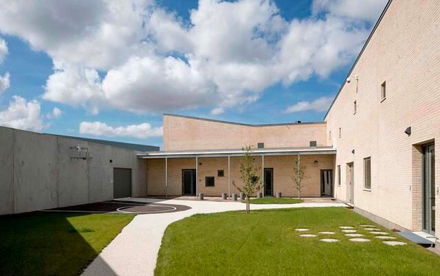 FOTO 12 | La construcción privilegia materiales naturales y cuenta con muchos ángulos y vidrios, algo impensado en un sistema carcelario tradicional. (Foto: Moller Architects)