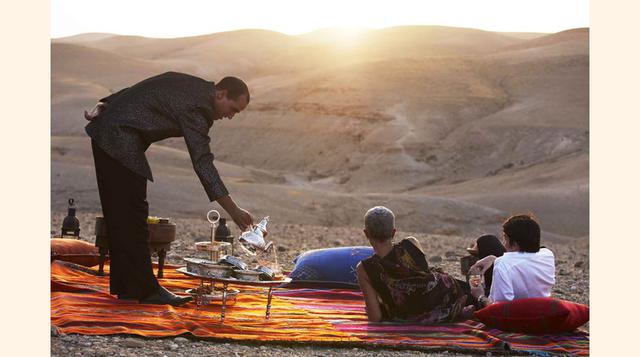 FOTO 8 | El mítico hotel La Mamounia de Marrakech, el favorito de las estrellas, ofrece a sus huéspedes experiencias únicas, como sobrevolar en helicóptero las Montañas del Atlas, descubriendo la belleza del paisaje marroquí, y aterrizando en en algún punto del desierto para disfrutar de un 'vivac' de lujo minuciosamente preparado.