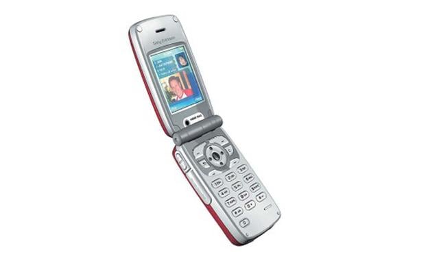 En 2003, también se incorporaron las primeras cámaras delanteras, que hicieron su debut con el Sony Ericsson Z1010