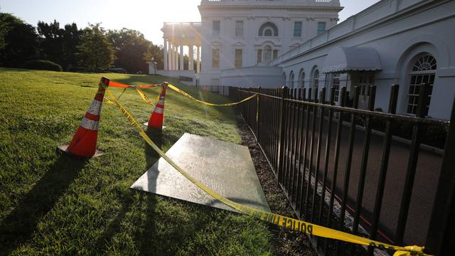 FOTO 2 | El agujero de la Casa Blanca, cinta de precaución amarilla y conos se ven alrededor de una dolina al lado de la entrada de la sala de información de la Casa Blanca en Washington.