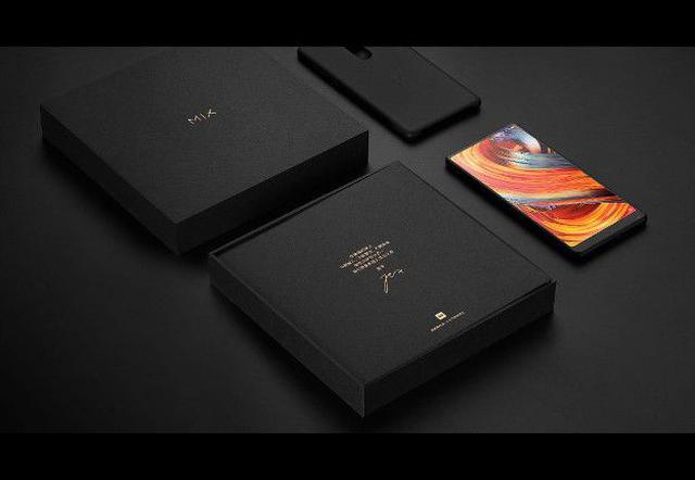 Foto 8 |  Xiaomi Mi Mix 3. Uno de los primeros móviles con pantalla sin marcos fue el Xiaomi Mi MIX original. Mucho ha llovido después para el mercado y para la propia marca, que ha desembarcado en Europa con este y otros de sus móviles estrella. Sin embargo, ya casi todos tienen un móvil de este tipo, así que...¿qué puede ofrecer el Mi MIX 3?
Al igual que el resto de los mejores móviles de 2018, lo más seguro es que se trate de una renovación, no de una evolución. El Mi MIX 2 es un muy buen móvil tanto por diseño como por rendimiento, con una espectacular pantalla que podemos dar por hecho se repetirá en el Mi MIX 3.
De las pocas novedades que se pueden esperar, el escaner facial es una de ellas. También algún tipo de mejora en la cámara, el principal punto negativo del MIX 2. 
Ahora que ya están presentes en Europa y España, lo más seguro es que el atractivo de este smartphone esté sobre todo en el precio. 499€ es el del Mi MIX 2, así que su sucedor no andará demasiado lejos, sobre todo con el objetivo de cavar un auténtico agujero bajo los pies de su competencia con esta política low cost.