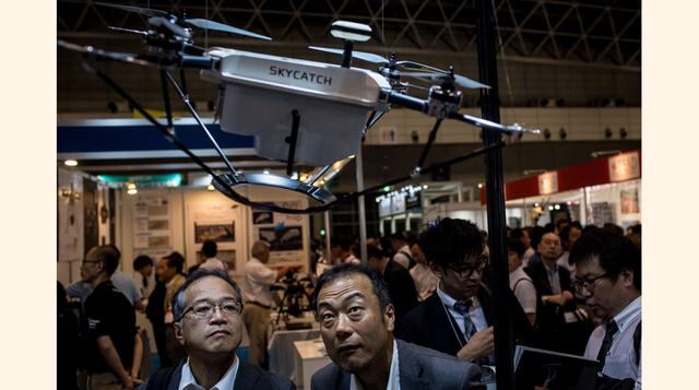 Los expertos reunidos en la feria opinaron que el futuro de estos aparatos va fuertemente asociado a su uso por empresas. Por ejemplo, compañías constructoras ya pueden usar drones para examinar los avances de edificios desde perspectivas que para el ojo 
