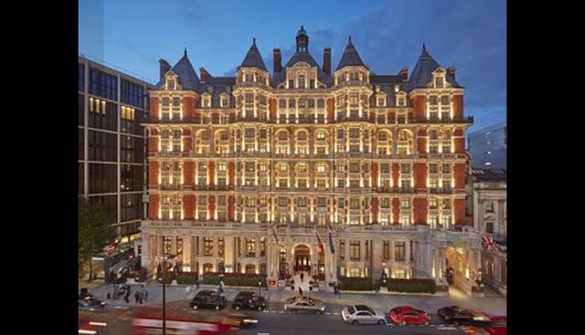 FOTO 10 | 10. Mandarin Oriental: 1.560 euros (Reino Unido)

El exclusivo hotel londinense ofrece lujo, elegancia y tradición. La diseñadora Joyce Wang fue la encargada de reformar el hotel y rediseñó todas las habitaciones, suites y zonas comunes. Su inspiración fue la belleza de Hyde Park. Las suites son grandes apartamentos privados dotadas de chimenea, grandes ventanales y camas ‘king size’. Es un punto de encuentro de las celebridades británicas.
