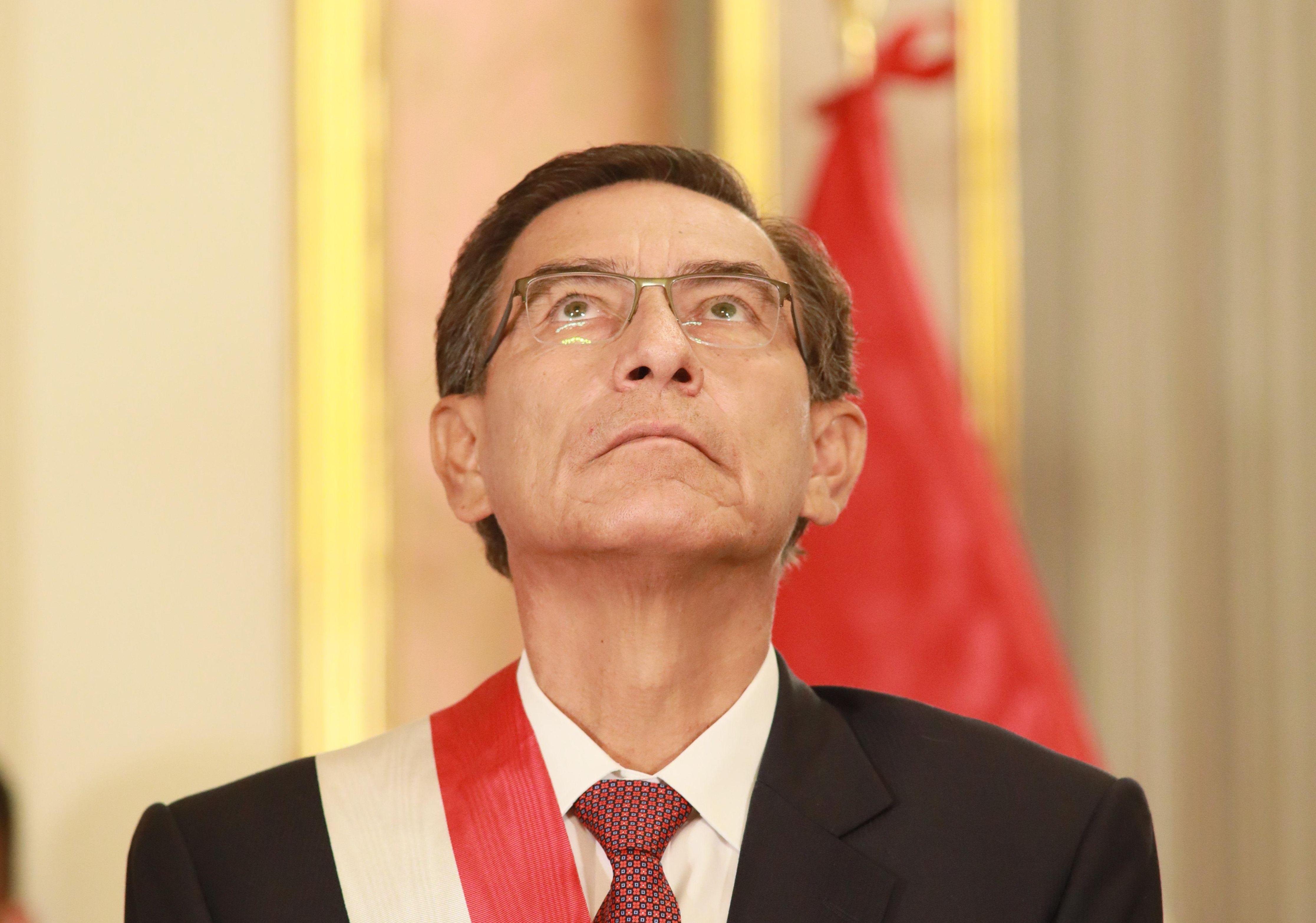 El presidente de Perú, Martín Vizcarra, participa este jueves en la juramentación de cuatro ministros (Energía y Minas, Justicia, Transportes y Educación) en el Palacio de Gobierno, en Lima (Perú). EFE/ Juan Ponce Valenzuela
