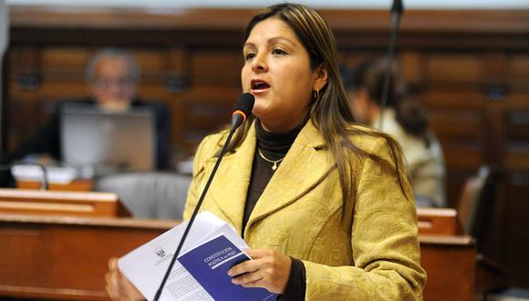 La fujimorista Karina Beteta expone el dictamen 1836-2017, aprobado por mayoría en la comisión de Presupuesto y Cuenta General de la República que ella preside (Foto: Andina).