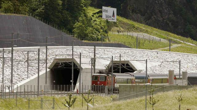 El objetivo de la construcción es aumentar el uso del ferrocarril y descongestionar las carreteras para el tráfico de mercancías, en un corredor Rin – Alpes que va desde Róterdam (Holanda), en el mar del Norte, hasta Génova (Italia), a orillas del Mediter