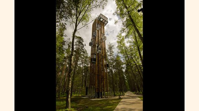 MIRADOR PARQUE DE DZINTARI (JURMALA, LETONIA). En lo alto de este mirador — a 33.5 metros y 203 escalones del suelo boscoso — hay una especie de jaula. La vista alcanza hasta el mar Báltico, la ciudad letona de Jurmala y, con algo de suerte, los edificios