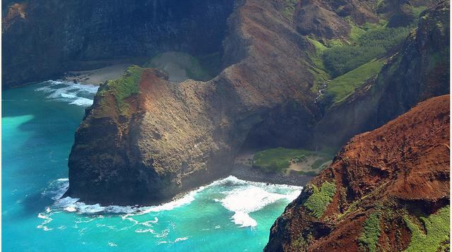 Kauai. Esta isla de Hawaii ofrece dramáticos colores en sus acantilados, bosques tropicales y las míticas playas de arena blanca. (Foto: Expedia)