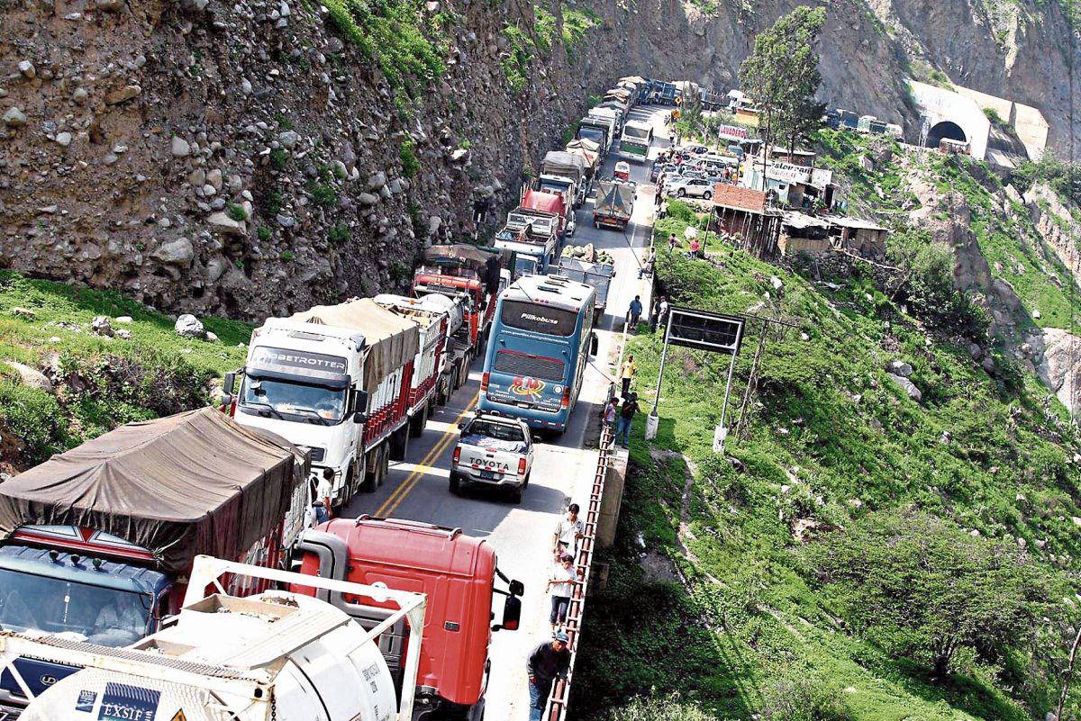 CARRETERA CENTRAL, CONGESTIONAMIENTO DE TRANPORTE, POR CAIDA DE HUAICO